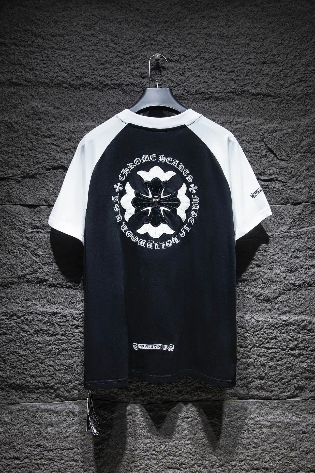 P178 🆕Chrome Hearts os version is really charming and Chrome Hearts is really a must-have. Each season's new version is made to the extreme. It is very practical and can be worn casually. Nice✔️ - ⚠️100% cotton. It is made of 32-count double yarn, 260-gram weight fabric and imported knitted carded cotton. It has moderate thickness, drape and contour, and the upper body is comfortable! ! It is very tolerant to fat body types and can instantly lose five pounds after wearing it!  Front panel #Back panel Simple elements# Artistic arrangement of English letters. Imported Tajima high-density heavy-duty embroidery technology. The fonts are three-dimensional and full. The letters are embroidered by imported machines after adjusting according to the original details. The thickness is moderate. The hardware is imported hardware accessories. Handmade elements are added to the body, which greatly increases the interest of the clothing; unique visual effects. After special fraying effect treatment, a unique distressed effect is formed. An irregular hem is added to the version. This year, Crow Heart is focusing on the version. In the past two years, the oversize version has become the focus of the trend. It has also been a popular staple in the past two years. The change of designers has made this brand an instant hit. The progressive fashion of the times also needs the blood impact of fresh elements and trendy designs in order to continue its glory! It’s stylish both inside and outside, a must-have for high street travel! An absolute "eye-catching style" that can match couples 💏 Color: Black White Size: S M L XL